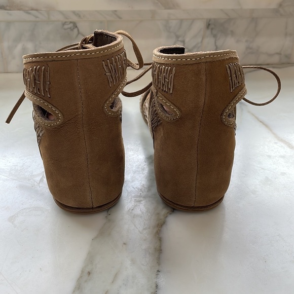 Gentle Souls by Kenneth Cole in collab with Urban Zen Donna Karen/Gladiators - Picture 6 of 11